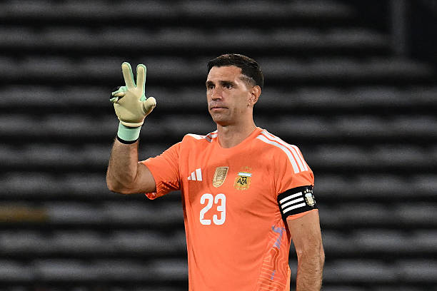 Emiliano Martinez - 6 điểm: Trở thành khán giả VIP trong chiến thắng đậm đà của đội nhà, thủ thành này gần như không phải can thiệp vào bất kỳ tình huống bóng nào. Ảnh: Luciano Bisbal/Getty Images.