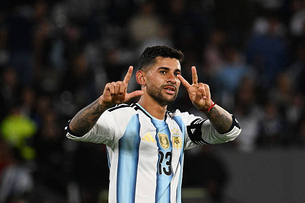 Cristian Romero - 7 điểm: Đánh dấu một đêm đáng nhớ với tư cách đội trưởng tuyển Argentina bằng một bàn thắng ngay tại quê nhà và trên sân vận động nơi anh ra mắt sự nghiệp. Romero ghi bàn sau khi liên tục lên tham gia các tình huống không chiến. Ảnh: Luciano Bisbal/Getty Images.