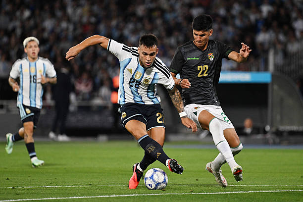 Martinez tỏa sáng trong chiến thắng của Argentina. Ảnh: Luciano Bisbal/Getty Images.