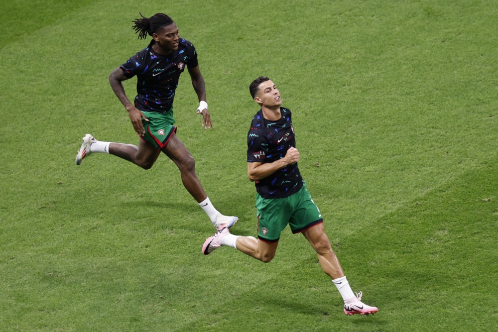 &Aacute;o số 7 của Ronaldo được trao cho Leao ở trận đấu gặp Đan Mạch. Ảnh: EPA Images.