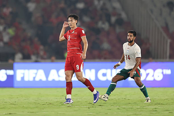 Mitchell Baker (&aacute;o đỏ) ghi đến 4 b&agrave;n trong hiệp 1 cho Indonesia. Ảnh: Robertus Pudyanto - FIFA / Getty Images.