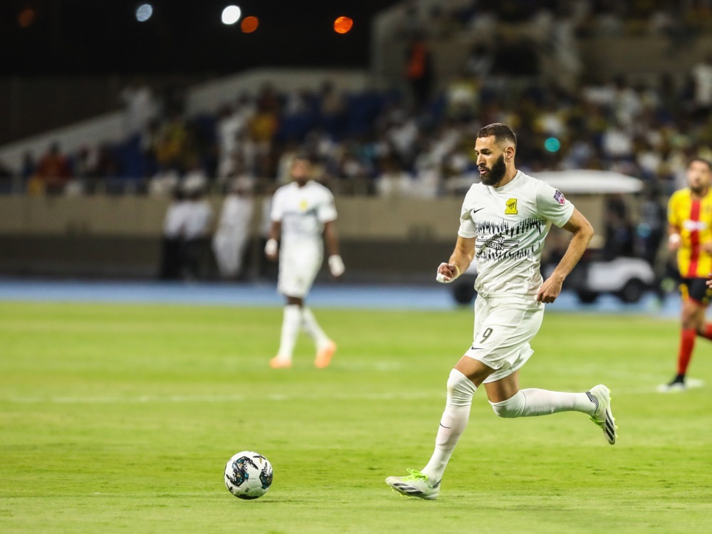 Ảnh bài viết Ferdinand khuyên MU ký Benzema cứu hàng công