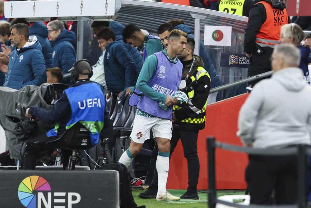 Ronaldo c&oacute; lẽ đ&atilde; l&agrave; qu&aacute; khứ với b&oacute;ng đ&aacute; Bồ Đ&agrave;o Nha. Ảnh: EPA.