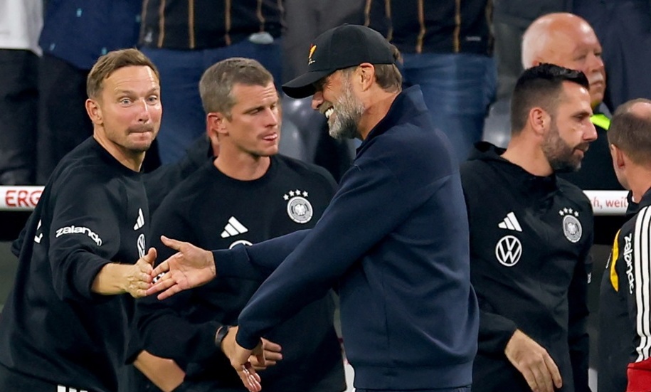 Klopp chia vui c&ugrave;ng c&aacute;c cộng sự. Ảnh: EPA.
