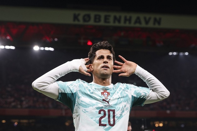 Joao Cancelo - 8/10: Mở tỷ số ở phút 13 và thường xuyên bó vào trong tạo ưu thế quân số trước khi rời sân phút 63. Ảnh: EPA.

Ruben Dias - 7/10: Chơi điềm tĩnh, chỉ huy hàng thủ cản phá nhiều đợt hãm thành và quyết liệt trong các pha tranh chấp với Hojlund. Ảnh: EPA.

Renato Veiga - 6/10: Thi đấu tròn vai. Dù có chút lỗi ở bàn thua thứ hai, anh vẫn duy trì tốt cự ly đội hình sau đó. Ảnh: Ernest Kolodziej/Eurasia Sport Images/Getty Images.

Nuno Mendes - 7/10: Lên công về thủ nhịp nhàng, hạn chế đáng kể các cú sút trúng đích của Đan Mạch. Ảnh: EPA.

Vitinha - 8/10: Bóp nghẹt khu trung tuyến nhờ giữ bóng giỏi, đồng thời xâm nhập vòng cấm ghi bàn nâng tỷ số lên 3-2 ở phút 67. Ảnh: EPA.

Ruben Neves - 7/10: Chơi thấp làm bệ phóng cho Fernandes tỏa sáng, thi đấu chắc chắn giúp che chắn an toàn cho bộ đôi trung vệ. Ảnh: EPA.

Bruno Fernandes - 9/10: Cầu thủ xuất sắc nhất trận. Nguồn sáng tạo của toàn đội với 2 đường kiến tạo đẳng cấp cho Ramos và Vitinha. Ảnh: EPA.

Pedro Neto - 6/10: Dùng tốc độ kéo giãn hàng thủ đối phương và tích cực hỗ trợ phòng ngự, nhưng thiếu hiệu quả ở những đường chuyền cuối. Ảnh: EPA.

Rafael Leao - 6/10: Tạo ra sức ép phản công buộc đối thủ phải lùi sâu, dù vậy không có nhiều cơ hội ghi bàn rõ rệt. Ảnh: EPA.

Goncalo Ramos - 8/10: Thi đấu vô cùng hiệu quả, di chuyển thông minh đón đường chuyền của Fernandes để ghi bàn ở phút 25. Ảnh: EPA.