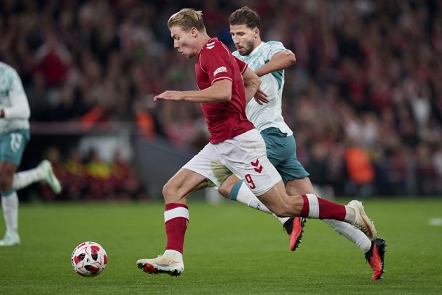 Ruben Dias - 7/10: Chơi điềm tĩnh, chỉ huy hàng thủ cản phá nhiều đợt hãm thành và quyết liệt trong các pha tranh chấp với Hojlund. Ảnh: EPA.

Renato Veiga - 6/10: Thi đấu tròn vai. Dù có chút lỗi ở bàn thua thứ hai, anh vẫn duy trì tốt cự ly đội hình sau đó. Ảnh: Ernest Kolodziej/Eurasia Sport Images/Getty Images.

Nuno Mendes - 7/10: Lên công về thủ nhịp nhàng, hạn chế đáng kể các cú sút trúng đích của Đan Mạch. Ảnh: EPA.

Vitinha - 8/10: Bóp nghẹt khu trung tuyến nhờ giữ bóng giỏi, đồng thời xâm nhập vòng cấm ghi bàn nâng tỷ số lên 3-2 ở phút 67. Ảnh: EPA.

Ruben Neves - 7/10: Chơi thấp làm bệ phóng cho Fernandes tỏa sáng, thi đấu chắc chắn giúp che chắn an toàn cho bộ đôi trung vệ. Ảnh: EPA.

Bruno Fernandes - 9/10: Cầu thủ xuất sắc nhất trận. Nguồn sáng tạo của toàn đội với 2 đường kiến tạo đẳng cấp cho Ramos và Vitinha. Ảnh: EPA.

Pedro Neto - 6/10: Dùng tốc độ kéo giãn hàng thủ đối phương và tích cực hỗ trợ phòng ngự, nhưng thiếu hiệu quả ở những đường chuyền cuối. Ảnh: EPA.

Rafael Leao - 6/10: Tạo ra sức ép phản công buộc đối thủ phải lùi sâu, dù vậy không có nhiều cơ hội ghi bàn rõ rệt. Ảnh: EPA.

Goncalo Ramos - 8/10: Thi đấu vô cùng hiệu quả, di chuyển thông minh đón đường chuyền của Fernandes để ghi bàn ở phút 25. Ảnh: EPA.