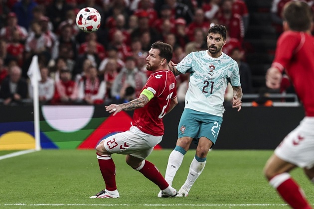 Ruben Neves - 7/10: Chơi thấp làm bệ phóng cho Fernandes tỏa sáng, thi đấu chắc chắn giúp che chắn an toàn cho bộ đôi trung vệ. Ảnh: EPA.

Bruno Fernandes - 9/10: Cầu thủ xuất sắc nhất trận. Nguồn sáng tạo của toàn đội với 2 đường kiến tạo đẳng cấp cho Ramos và Vitinha. Ảnh: EPA.

Pedro Neto - 6/10: Dùng tốc độ kéo giãn hàng thủ đối phương và tích cực hỗ trợ phòng ngự, nhưng thiếu hiệu quả ở những đường chuyền cuối. Ảnh: EPA.

Rafael Leao - 6/10: Tạo ra sức ép phản công buộc đối thủ phải lùi sâu, dù vậy không có nhiều cơ hội ghi bàn rõ rệt. Ảnh: EPA.

Goncalo Ramos - 8/10: Thi đấu vô cùng hiệu quả, di chuyển thông minh đón đường chuyền của Fernandes để ghi bàn ở phút 25. Ảnh: EPA.