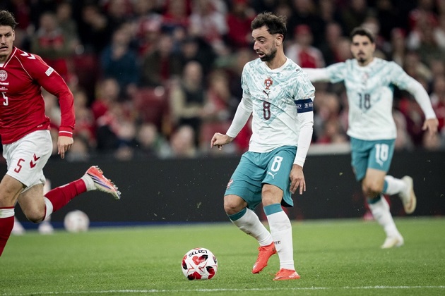 Bruno Fernandes - 9/10: Cầu thủ xuất sắc nhất trận. Nguồn sáng tạo của toàn đội với 2 đường kiến tạo đẳng cấp cho Ramos và Vitinha. Ảnh: EPA.

Pedro Neto - 6/10: Dùng tốc độ kéo giãn hàng thủ đối phương và tích cực hỗ trợ phòng ngự, nhưng thiếu hiệu quả ở những đường chuyền cuối. Ảnh: EPA.

Rafael Leao - 6/10: Tạo ra sức ép phản công buộc đối thủ phải lùi sâu, dù vậy không có nhiều cơ hội ghi bàn rõ rệt. Ảnh: EPA.

Goncalo Ramos - 8/10: Thi đấu vô cùng hiệu quả, di chuyển thông minh đón đường chuyền của Fernandes để ghi bàn ở phút 25. Ảnh: EPA.