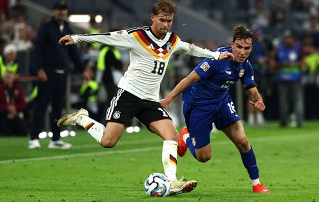 Maximilian Mittelstädt - 8/10: Mối đe dọa thường trực bên hành lang cánh trái nhờ khả năng tạo độ rộng đội hình, kéo giãn khối phòng ngự lùi sâu của Serbia. Hậu vệ này khép lại ngày thi đấu chói sáng bằng đường kiến tạo dọn cỗ cho Florian Wirtz lập công. (Ảnh: Christian Charisius/Getty Images)

Serge Gnabry - 6/10: Đeo băng đội trưởng ở trận đấu này, Gnabry di chuyển thông minh vào các khoảng trống nguy hiểm nhưng lại thiếu đi sự sắc bén ở những tình huống xử lý then chốt. Anh bị rút ra ngay sau hiệp một nhường chỗ cho El Mala nhằm làm mới khả năng tấn công biên. (Ảnh: Boris Streubel/Getty Images)

Aleksandar Pavlovic - 7/10: "Máy đếm nhịp" đích thực ở khu trung tuyến. Pavlovic thực hiện chuẩn xác phần lớn các đường chuyền, là nhân tố chủ chốt giúp Đức chạm cột mốc ấn tượng với 737 đường chuyền cả trận. (Ảnh: Tom Weller/Getty Images)

Tom Bischof - 8/10: Màn trình diễn đầy thuyết phục của tài năng trẻ khi cho thấy bản năng thính nhạy để ghi bàn mở tỷ số ở phút 39. Bên cạnh pha lập công, những pha phối hợp ăn ý giữa anh và Wirtz là điểm nhấn nổi bật. (Ảnh: Alexander Hassenstein/Getty Images)


Derry Scherhant - 6/10: Cần cù và giàu năng lượng bên hành lang cánh, Scherhant đóng góp tích cực vào mặt trận phòng ngự từ xa. Dù không ghi bàn hay kiến tạo, các bước di chuyển không bóng của anh đã kéo giãn đối thủ, tạo ra nhiều khoảng trống cho trục sáng tạo trung lộ khai thác. (Ảnh: Boris Streubel/Getty Images)

Florian Wirtz - 9/10: Ngôi sao sáng nhất trên sân. Wirtz là đạo diễn của mọi đợt tấn công nguy hiểm bên phía tuyển Đức khi vừa kiến tạo bàn mở tỷ số, vừa tự mình nhân đôi cách biệt ở phút 61. (Ảnh: Alexander Hassenstein/Getty Images)


Nick Woltemade - 7/10: Điểm tựa chiến thuật quan trọng trên hàng công nhờ thể hình lý tưởng để làm tường, giữ bóng và liên kết lối chơi cùng đồng đội. Dù không trực tiếp ghi bàn, sự càn lướt của Woltemade đã thu hút cả hai trung vệ Serbia, mở ra khoảng trống mênh mông cho Wirtz mặc sức vẫy vùng. (Ảnh: Harry Langer/Getty Images)