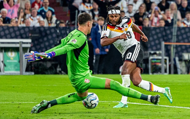 Serge Gnabry - 6/10: Đeo băng đội trưởng ở trận đấu này, Gnabry di chuyển thông minh vào các khoảng trống nguy hiểm nhưng lại thiếu đi sự sắc bén ở những tình huống xử lý then chốt. Anh bị rút ra ngay sau hiệp một nhường chỗ cho El Mala nhằm làm mới khả năng tấn công biên. (Ảnh: Boris Streubel/Getty Images)

Aleksandar Pavlovic - 7/10: "Máy đếm nhịp" đích thực ở khu trung tuyến. Pavlovic thực hiện chuẩn xác phần lớn các đường chuyền, là nhân tố chủ chốt giúp Đức chạm cột mốc ấn tượng với 737 đường chuyền cả trận. (Ảnh: Tom Weller/Getty Images)

Tom Bischof - 8/10: Màn trình diễn đầy thuyết phục của tài năng trẻ khi cho thấy bản năng thính nhạy để ghi bàn mở tỷ số ở phút 39. Bên cạnh pha lập công, những pha phối hợp ăn ý giữa anh và Wirtz là điểm nhấn nổi bật. (Ảnh: Alexander Hassenstein/Getty Images)


Derry Scherhant - 6/10: Cần cù và giàu năng lượng bên hành lang cánh, Scherhant đóng góp tích cực vào mặt trận phòng ngự từ xa. Dù không ghi bàn hay kiến tạo, các bước di chuyển không bóng của anh đã kéo giãn đối thủ, tạo ra nhiều khoảng trống cho trục sáng tạo trung lộ khai thác. (Ảnh: Boris Streubel/Getty Images)

Florian Wirtz - 9/10: Ngôi sao sáng nhất trên sân. Wirtz là đạo diễn của mọi đợt tấn công nguy hiểm bên phía tuyển Đức khi vừa kiến tạo bàn mở tỷ số, vừa tự mình nhân đôi cách biệt ở phút 61. (Ảnh: Alexander Hassenstein/Getty Images)


Nick Woltemade - 7/10: Điểm tựa chiến thuật quan trọng trên hàng công nhờ thể hình lý tưởng để làm tường, giữ bóng và liên kết lối chơi cùng đồng đội. Dù không trực tiếp ghi bàn, sự càn lướt của Woltemade đã thu hút cả hai trung vệ Serbia, mở ra khoảng trống mênh mông cho Wirtz mặc sức vẫy vùng. (Ảnh: Harry Langer/Getty Images)