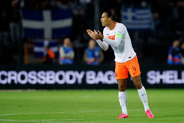 Virgil van Dijk - 7 điểm: Là đầu tàu trong cuộc lội ngược dòng của tuyển Hà Lan với pha bật cao đánh đầu dũng mãnh ghi bàn ở phút 59. Dù hàng thủ thi đấu chệch choạc trước các pha phản công ở hiệp 1, sự điềm tĩnh của đội trưởng đã giúp toàn đội lấy lại thế trận để dồn ép đối thủ trong hiệp 2. Ảnh: Roy Lazet/Soccrates/Getty Images.