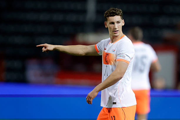 Ruben van Bommel - 3 điểm: Trải qua một hiệp 1 thảm họa. Tài năng trẻ này tỏ ra bế tắc trên mặt trận tấn công, đồng thời mắc sai lầm nghiêm trọng với đường chuyền về bất cẩn ở phút bù giờ, tạo điều kiện cho Ioannidis cướp bóng và trực tiếp biếu không cho Hy Lạp bàn thắng thứ 2. Anh bị thay thế bởi Noa Lang ngay sau giờ nghỉ. Ảnh: Roy Lazet/Soccrates/Getty Images.