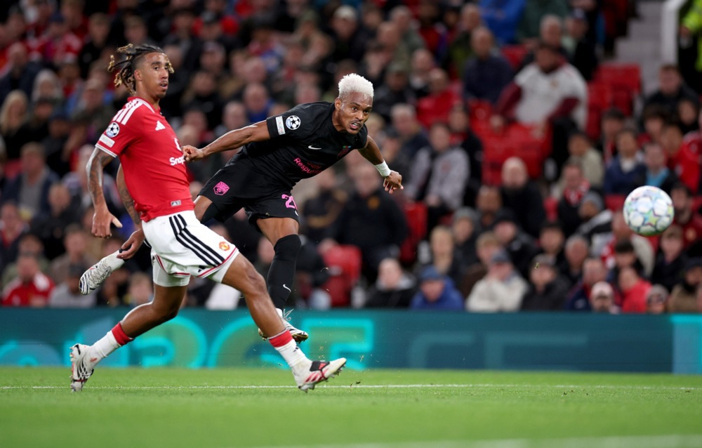 Ảnh bài viết MU lo mất Leny Yoro trước sự dòm ngó từ PSG và Arsenal