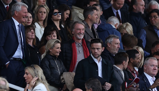 Sir Jim Ratcliffe th&ocirc;ng cảm cho Man City thay v&igrave; c&ocirc;ng k&iacute;ch. (Ảnh: EPA Images)