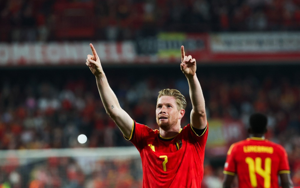 De Bruyne chứng tỏ đẳng cấp với c&uacute; đ&uacute;p tuyệt phẩm. Ảnh: EPA.
