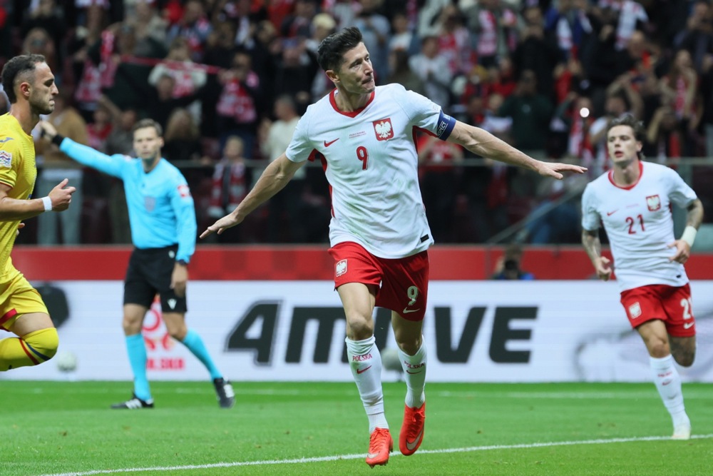 Lewandowski lập hattrick bàn thắng cho Ba Lan. Ảnh: EPA.