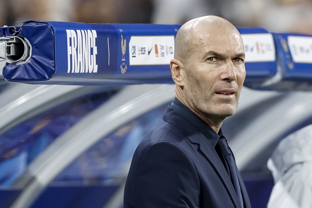 Zinedine Zidane tiếc nuối khi Ph&aacute;p bị &Yacute; cầm h&ograve;a. Ảnh: EPA/MOHAMMED BADRA