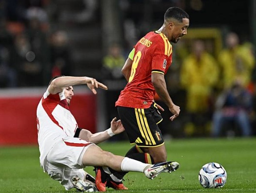 Tielemans &ndash; 8.3/10 Đ&oacute;ng vai tr&ograve; điều tiết nhịp độ trận đấu cực tốt nhờ tầm nh&igrave;n chiến thuật sắc b&eacute;n. Tielemans li&ecirc;n tục thực hiện những đường chuyền d&agrave;i đổi hướng tấn c&ocirc;ng ch&iacute;nh x&aacute;c, d&ugrave; việc nhận thẻ v&agrave;ng khiến anh bị treo gi&ograve; ở trận kế tiếp.