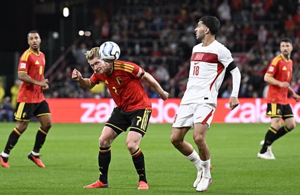 De Bruyne &ndash; 9.3/10 Cầu thủ xuất sắc nhất trận đấu. De Bruyne định đoạt thế trận bằng c&uacute; đ&aacute; mở tỉ số đẳng cấp v&agrave; pha lập c&ocirc;ng ấn tượng trong hiệp hai. King Kev tiếp tục chứng minh tầm ảnh hưởng tối thượng tại tuyến giữa tuyển Bỉ.