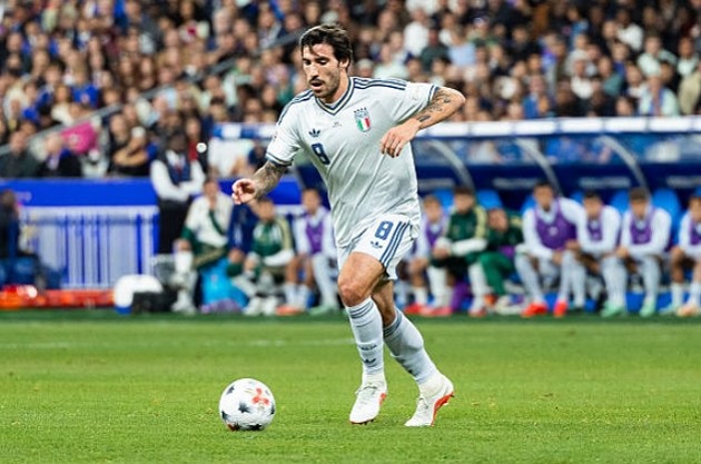 Sandro Tonali - 6/10: Thi đấu tr&ograve;n vai trong vai tr&ograve; tấm l&aacute; chắn ph&ograve;ng ngự, di chuyển li&ecirc;n tục trước khi rời s&acirc;n ở ph&uacute;t 62. Ảnh: Xavier Laine/Getty Images.