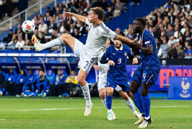 Francesco Esposito - 6/10: Di chuyển độc lập v&agrave; l&agrave;m việc chăm chỉ ở tuyến tr&ecirc;n d&ugrave; thiếu sự hỗ trợ, rời s&acirc;n ở ph&uacute;t 60. Ảnh: Pauline Figuet/Getty Images.