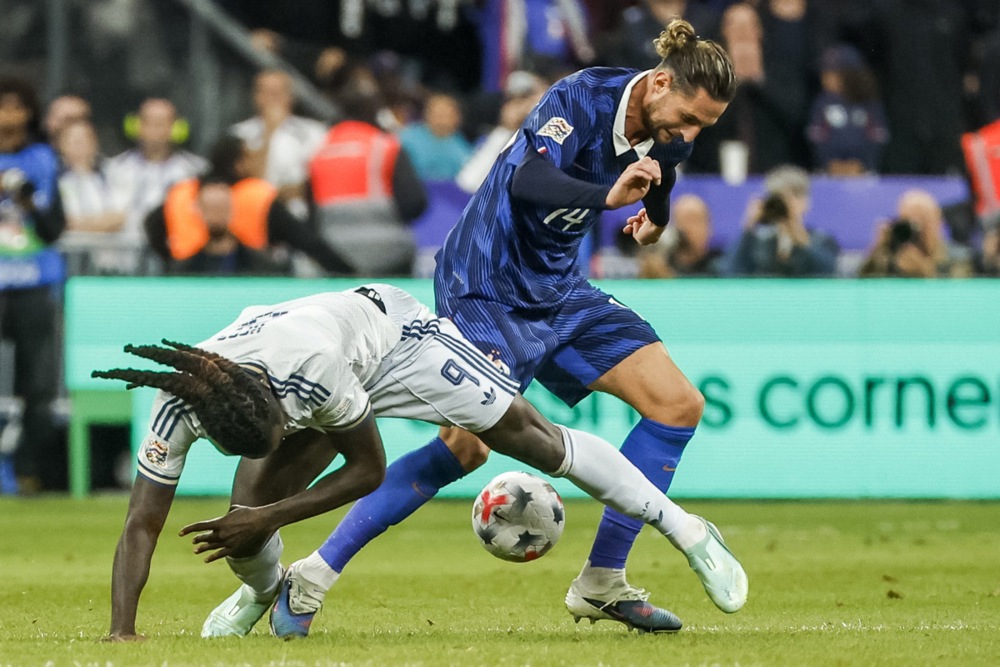 Rabiot &ndash; 5,5 điểm.&nbsp;Anh l&agrave; người thực hiện đường chuyền thiếu cẩn trọng cho Da Cunha trước khi &Yacute; ghi b&agrave;n gỡ h&ograve;a. Ảnh: EPA.