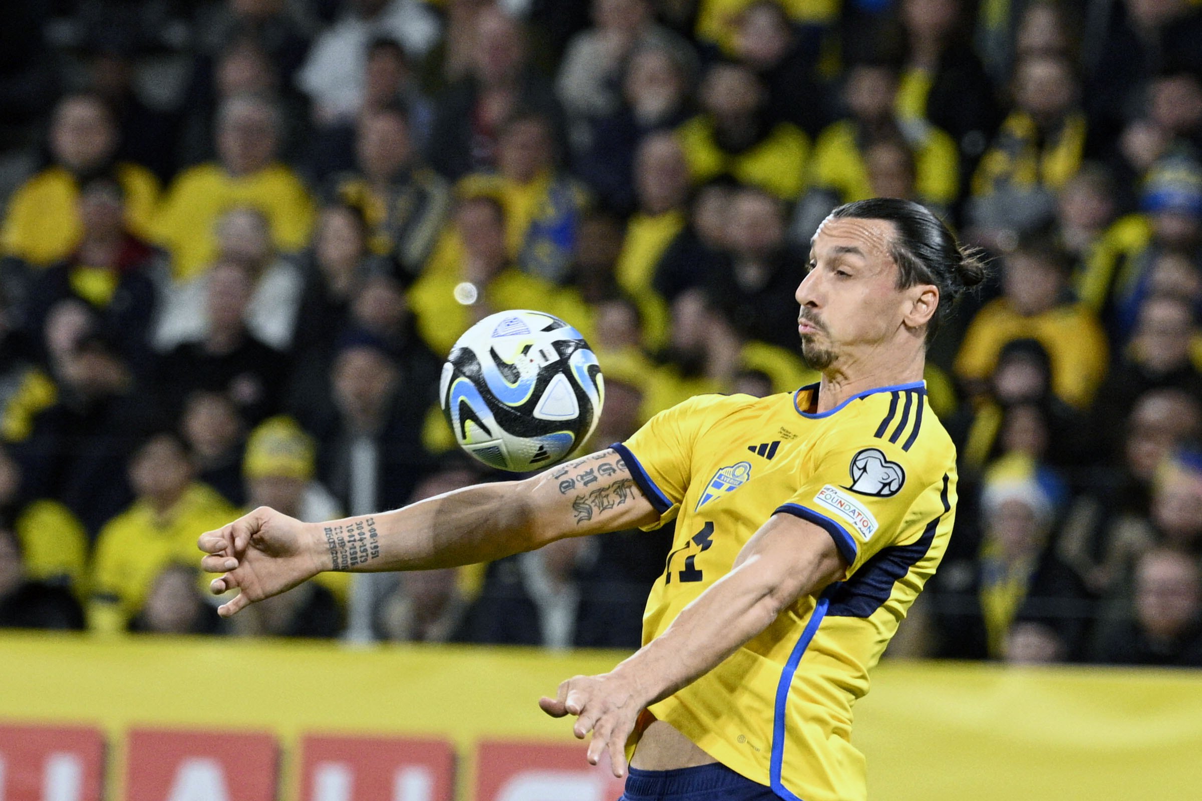 Tuổi tác chưa bao giờ khiến Ibrahimovic nghi ngờ chính mình. (Ảnh: EPA Images)