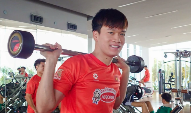 CĐV Malaysia dè chừng Hoàng Đức. Ảnh: Fanpage VFF.