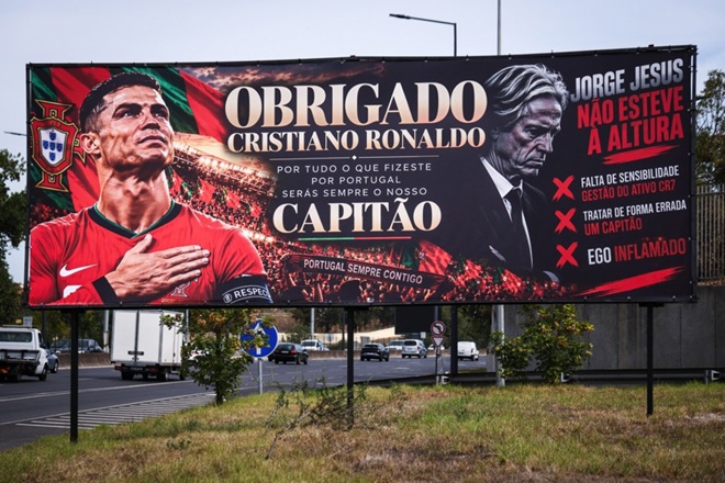 Thông điệp cổ vũ Ronaldo của người hâm mộ. Ảnh: EPA.