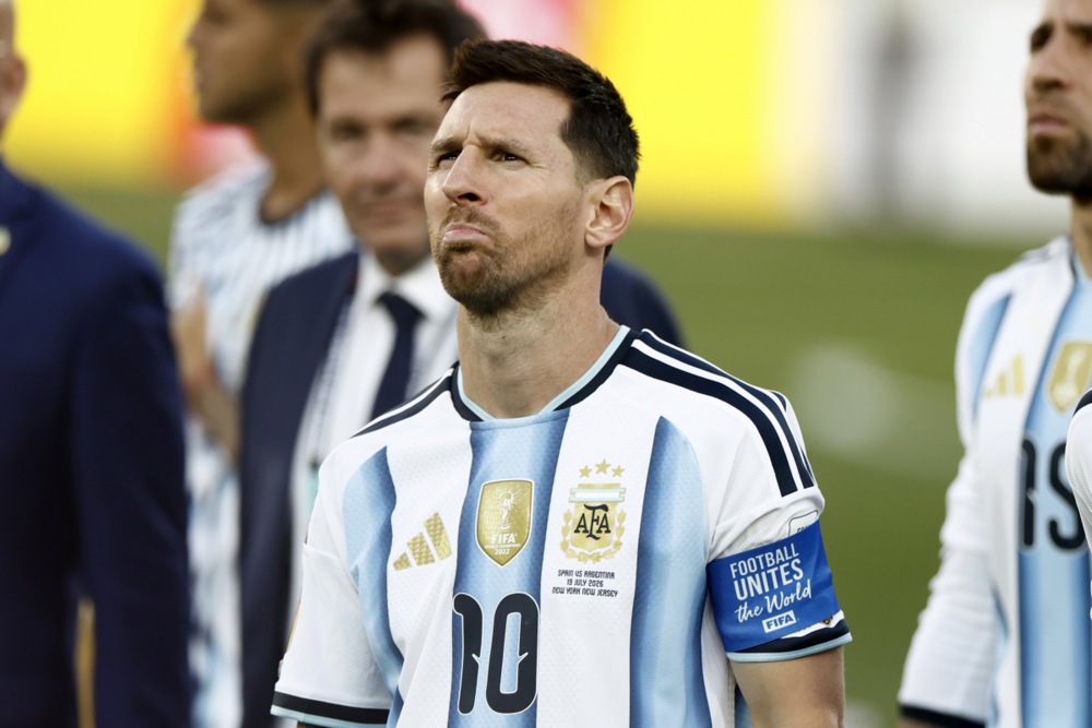 Messi đ&atilde; n&oacute;i lời từ gi&atilde; tuyển quốc gia. Ảnh: EPA.