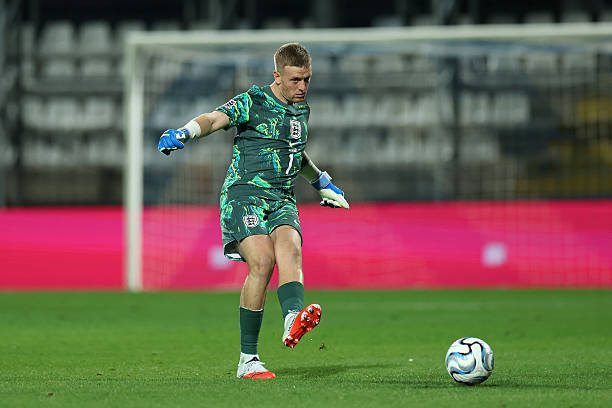 Jordan Pickford – 7/10: Một ngày thi đấu tương đối nhàn hạ của thủ thành thuộc biên chế Everton khi anh chỉ phải trổ tài đúng một lần trong suốt 90 phút. Khả năng dùng chân ổn định giúp Jordan Pickford tự tin phân phối bóng từ tuyến dưới, đóng góp vào tổng số 746 đường chuyền chuẩn xác của toàn đội. Ảnh: Eddie Keogh/Getty Images

Jarell Quansah – 8/10: Trung vệ trẻ thể hiện sự chững chạc vượt bậc so với độ tuổi khi tung ra đường kiến tạo cho Anthony Gordon lập công ở phút 39. Ở khâu phòng ngự, anh chỉ huy tuyến dưới thi đấu kín kẽ, phong tỏa các khoảng trống và khiến Croatia chỉ có đúng một cú sút trúng đích. Ảnh: Carl Recine/Getty Images

Ezri Konsa – 7/10: Thi đấu điềm tĩnh ở trung tâm hàng phòng ngự, cầu thủ này hóa giải hiệu quả mối hiểm họa mang tên Petar Musa. Anh là nhân tố then chốt giúp tuyển Anh làm chủ các tình huống tranh chấp tay đôi, tiêu biểu là việc "Tam Sư" thắng tới 2/3 số pha không chiến trong trận. Ảnh: EPA/ANTONIO BAT

Marc Guehi – 8/10: Anh tiếp tục khẳng định vị thế chốt chặn không thể thay thế nơi hàng thủ. Khả năng đọc tình huống và chọn vị trí xuất sắc giúp cầu thủ này liên tục bẻ gãy các pha lên bóng của đối phương từ sớm. Ảnh: Michael Regan/Getty Images

Lewis Hall – 7/10: Cầu thủ này quán xuyến hành lang cánh trái tròn vai. Anh vừa kiềm tỏa tốt lão tướng Ivan Perisic trong khâu phòng ngự, vừa tích cực dâng cao mở ra nhiều hướng phản công thoáng cho tuyển Anh. Ảnh: EPA/ANTONIO BAT

Alex Scott – 7/10: Chơi kỷ luật ở vòng tròn trung tâm, anh giúp "Tam Sư" kiểm soát hoàn toàn khu trung tuyến. Khả năng đánh chặn và che chắn từ xa của anh tạo điểm tựa vững chắc để các mũi nhọn phía trên thỏa sức sáng tạo. Ảnh: EPA/ANTONIO BAT

Elliot Anderson – 8/10: Một màn trình diễn cơ động và đầy năng nổ của cầu thủ thuộc biên chế Manchester City. Anh tung đường chuyền mang tính quyết định để Harry Kane lập công ở phút 53, phô diễn nhãn quan chiến thuật sắc bén cùng khả năng xoay xở khéo léo trong không gian hẹp. Ảnh: EPA/ANTONIO BAT

Jude Bellingham – 9/10: Màn trình diễn đẳng cấp từ ngôi sao thuộc biên chế Real Madrid. Anh tự mình ghi một tuyệt phẩm ở phút 21 và sở hữu tới 3 đường kiến tạo. Khả năng đi bóng xuyên phá xé toang khối phòng ngự đối phương của cầu thủ này chính là nguồn cảm hứng lớn nhất cho chiến thắng của "Tam Sư". Ảnh: EPA/ANTONIO BAT

Bukayo Saka – 9/10: Anh thi đấu bùng nổ bên hành lang phải và ghi dấu ấn đậm nét với cú đúp ở phút 45 và 68. Lối chơi trực diện cùng khả năng dứt điểm sắc bén của cầu thủ này là điểm sáng trên hàng công, liên tục đặt hàng thủ Croatia vào tình trạng báo động đỏ. Ảnh: EPA/ANTONIO BAT

Anthony Gordon – 8/10: Anh ghi tên lên bảng điện tử ở phút 39 sau đường dọn cỗ từ Jarell Quansah. Tốc độ của chân chạy cánh này là thứ vũ khí lợi hại ở các tình huống chuyển đổi trạng thái, khiến hậu vệ Josip Stanisic có một ngày làm việc vô cùng vất vả. Ảnh: EPA/ANTONIO BAT

Harry Kane – 9/10: Thủ quân tuyển Anh thể hiện đẳng cấp lĩnh xướng với cú đúp đầy thuyết phục. Không chỉ hoàn thành xuất sắc nhiệm vụ săn bàn, khả năng lùi sâu làm tường và giữ bóng của anh cũng cực kỳ ấn tượng. Ảnh: EPA/ANTONIO BAT