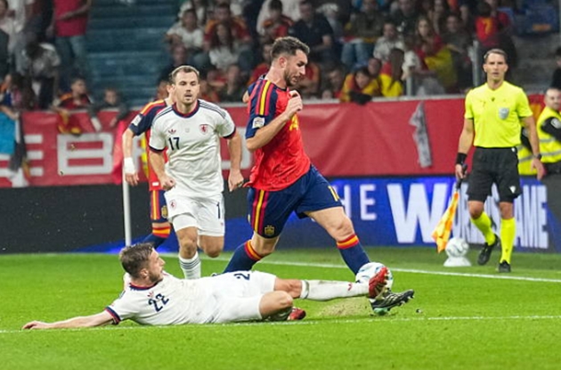 Trung vệ Aymeric Laporte - 7/10: Hòn đá tảng vững chắc của hàng thủ Tây Ban Nha, duy trì sự điềm tĩnh quen thuộc khi tổ chức dâng cao đội hình. Anh đã chỉ huy tốt tuyến dưới, hạn chế tối đa các cơ hội nguy hiểm từ phía tiền đạo đối phương và bẻ gãy các đợt phản công từ trong trứng nước. Ảnh: Torbjorn Tande/DeFodi Images/DeFodi qua Getty Images