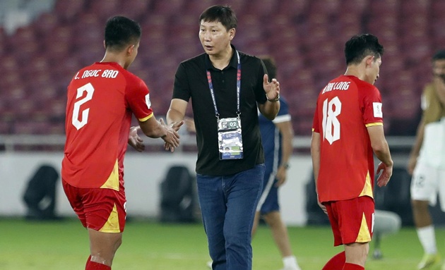 HLV Kim Sang-sik đau đầu t&igrave;m c&aacute;ch bịt trung lộ. (Ảnh: EPA Images)