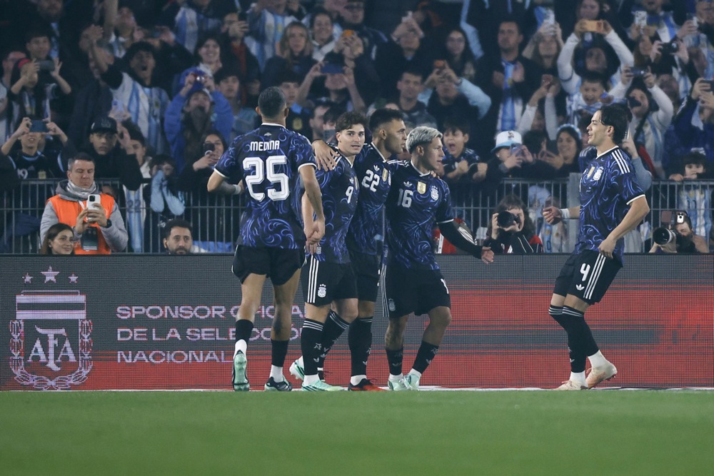 Tuyển Argentina ph&ocirc; diễn sức mạnh với thắng lợi đậm đ&agrave; 7-0. Ảnh: EPA.