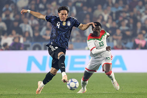 Agustin Giay - 7 điểm: Trước một đối thủ không tạo ra nhiều áp lực, hậu vệ này vẫn để lại dấu ấn đậm nét trên mặt trận tấn công khi mang về một quả phạt đền và tạo ra hàng loạt cơ hội nguy hiểm. Ảnh: Marcos Brindicci/Getty Images.