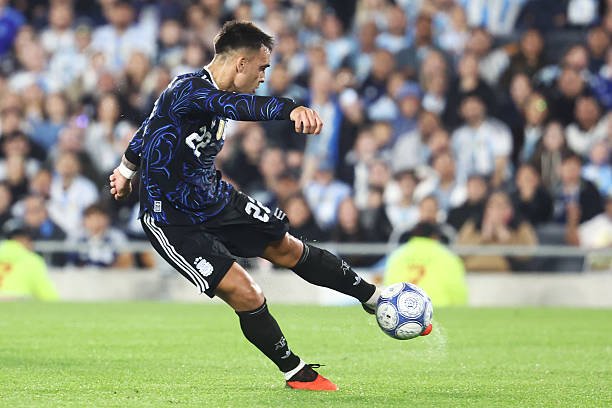 Lautaro Martinez - 7 điểm: Mở tỷ số từ sớm với pha đá bồi thành công sau tình huống sút phạt đền bị cản phá. Chân sút này suýt ghi thêm bàn và có một pha kiến tạo, nhưng anh cũng đã kịp cân bằng thành tích ghi bàn của Sergio Aguero tại tuyển Argentina. Ảnh: Marcos Brindicci/Getty Images.