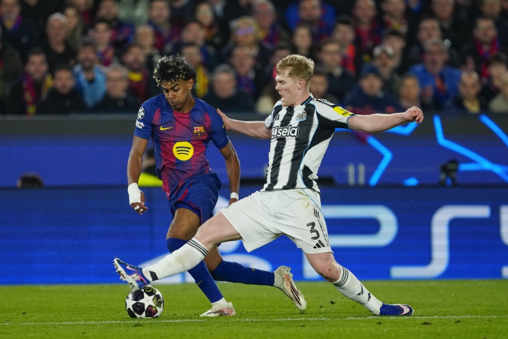 Lewis Hall đang toả s&aacute;ng cho Newcastle. Ảnh: EPA.
