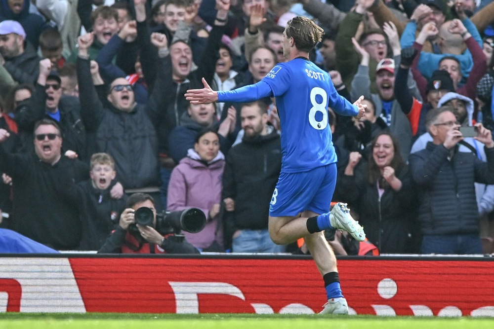 Chelsea quyết t&acirc;m chi&ecirc;u mộ tiền vệ Alex Scott. Ảnh: EPA.