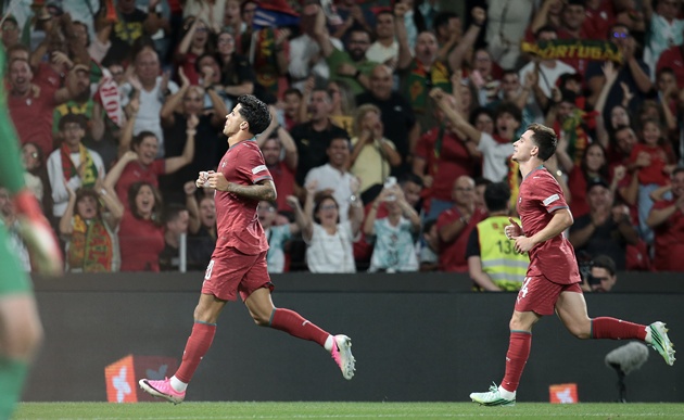 Joao Cancelo - 8/10: Màn trình diễn bùng nổ của hậu vệ sinh năm 1994 trong vai trò hậu vệ biên bó trong quen thuộc. Anh chính là người ghi bàn thắng gỡ hòa 1-1 tuyệt đẹp ở phút 38, giải tỏa áp lực tâm lý nặng nề cho đội chủ nhà. (Ảnh: EPA Images)

Ruben Dias - 7/10: Thủ lĩnh hàng phòng ngự đã hoàn thành xuất sắc nhiệm vụ khó khăn là phong tỏa người đồng đội tại Man City, Erling Haaland. Sự chắc chắn của anh là điểm tựa giúp Bồ Đào Nha chỉ phải chịu thông số bàn thắng kỳ vọng (xG) vỏn vẹn 0,59 suốt 90 phút. (Ảnh: EPA Images)


Renato Veiga - 6/10: Thi đấu ở mức tròn vai tại trung tâm hàng thủ, dù đôi lúc tỏ ra lúng túng trong các tình huống chống bóng bổng và cố định từ đối phương. Veiga đóng góp vào 12 tình huống giải vây của toàn đội, nhưng có phần mắc lỗi vị trí ở tình huống Na Uy ghi bàn mở tỷ số. (Ảnh: EPA Images)


Nuno Mendes - 7/10: Đóng vai trò ngòi nổ sáng tạo bên hành lang cánh trái với đường kiến tạo chuẩn xác để Cancelo dứt điểm quân bình tỷ số. Những pha leo biên đầy tốc độ của hậu vệ thuộc biên chế PSG liên tục đẩy hàng thủ Na Uy vào thế lùi sâu. (Ảnh: EPA Images)

Joao Palhinha - 6/10: "Máy quét" tuyến giữa hoàn thành tốt nhiệm vụ thu hồi bóng và dọn dẹp khu trung tuyến, tạo điều kiện cho các đồng đội phía trên thoải mái sáng tạo. (Ảnh: EPA Images)


Vitinha - 7/10: Nhãn quan chiến thuật và kỹ năng kiểm soát bóng ấn tượng của tiền vệ 26 tuổi đóng vai trò hạt nhân giúp Bồ Đào Nha hoàn tất 499 đường chuyền. Anh là người điều tiết nhịp độ và không may phải rời sân ở phút 86 do ban huấn luyện cần điều chỉnh lại nhân sự sau tấm thẻ đỏ bất ngờ. (Ảnh: EPA Images)

Bruno Fernandes - 7/10: Mang băng thủ quân trên tay, tiền vệ của Manchester United hoạt động không biết mệt mỏi ở khu trung tuyến và liên tục tìm kiếm cơ hội tung ra đường chuyền quyết định. Dù không trực tiếp ghi bàn hay kiến tạo, vai trò thủ lĩnh tinh thần của Bruno thể hiện rõ rệt qua các pha tranh chấp lăn xả. (Ảnh: Torbjorn Tande/Getty Images)

Francisco Conceicao - 4/10: Một đêm thi đấu đáng quên của tài năng trẻ người Bồ Đào Nha. Conceicao nhận 2 thẻ vàng liên tiếp chỉ trong vài giây ở phút 86 vì lỗi phản ứng với trọng tài, đẩy các đồng đội vào thế chống đỡ nghẹt thở vào thời gian bù giờ. (Ảnh: EPA Images)


Joao Felix - 7/10: Di chuyển thông minh vào các khoảng trống giữa các tuyến để kết nối nhịp nhàng giữa hàng tiền vệ và tiền đạo. Nhãn quan sắc bén của Felix được đền đáp xứng đáng ở phút 79 với pha nhả bóng tinh tế cho Goncalo Ramos lập công. (Ảnh: EPA Images)


Goncalo Ramos - 8/10: Lĩnh xướng vị trí trung phong cắm trong ngày Cristiano Ronaldo vắng mặt, tiền đạo của AC Milan đã chứng minh bản năng sát thủ nhạy bén. Pha chớp thời cơ và đệm bóng mẫu mực ở phút 79 đã ấn định chiến thắng ngược dòng 2-1 quý giá cho Bồ Đào Nha,. (Ảnh: EPA Images)