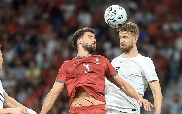 Ruben Dias - 7/10: Thủ lĩnh hàng phòng ngự đã hoàn thành xuất sắc nhiệm vụ khó khăn là phong tỏa người đồng đội tại Man City, Erling Haaland. Sự chắc chắn của anh là điểm tựa giúp Bồ Đào Nha chỉ phải chịu thông số bàn thắng kỳ vọng (xG) vỏn vẹn 0,59 suốt 90 phút. (Ảnh: EPA Images)