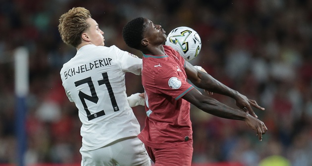 Nuno Mendes - 7/10: Đóng vai trò ngòi nổ sáng tạo bên hành lang cánh trái với đường kiến tạo chuẩn xác để Cancelo dứt điểm quân bình tỷ số. Những pha leo biên đầy tốc độ của hậu vệ thuộc biên chế PSG liên tục đẩy hàng thủ Na Uy vào thế lùi sâu. (Ảnh: EPA Images)

Joao Palhinha - 6/10: "Máy quét" tuyến giữa hoàn thành tốt nhiệm vụ thu hồi bóng và dọn dẹp khu trung tuyến, tạo điều kiện cho các đồng đội phía trên thoải mái sáng tạo. (Ảnh: EPA Images)


Vitinha - 7/10: Nhãn quan chiến thuật và kỹ năng kiểm soát bóng ấn tượng của tiền vệ 26 tuổi đóng vai trò hạt nhân giúp Bồ Đào Nha hoàn tất 499 đường chuyền. Anh là người điều tiết nhịp độ và không may phải rời sân ở phút 86 do ban huấn luyện cần điều chỉnh lại nhân sự sau tấm thẻ đỏ bất ngờ. (Ảnh: EPA Images)

Bruno Fernandes - 7/10: Mang băng thủ quân trên tay, tiền vệ của Manchester United hoạt động không biết mệt mỏi ở khu trung tuyến và liên tục tìm kiếm cơ hội tung ra đường chuyền quyết định. Dù không trực tiếp ghi bàn hay kiến tạo, vai trò thủ lĩnh tinh thần của Bruno thể hiện rõ rệt qua các pha tranh chấp lăn xả. (Ảnh: Torbjorn Tande/Getty Images)

Francisco Conceicao - 4/10: Một đêm thi đấu đáng quên của tài năng trẻ người Bồ Đào Nha. Conceicao nhận 2 thẻ vàng liên tiếp chỉ trong vài giây ở phút 86 vì lỗi phản ứng với trọng tài, đẩy các đồng đội vào thế chống đỡ nghẹt thở vào thời gian bù giờ. (Ảnh: EPA Images)


Joao Felix - 7/10: Di chuyển thông minh vào các khoảng trống giữa các tuyến để kết nối nhịp nhàng giữa hàng tiền vệ và tiền đạo. Nhãn quan sắc bén của Felix được đền đáp xứng đáng ở phút 79 với pha nhả bóng tinh tế cho Goncalo Ramos lập công. (Ảnh: EPA Images)


Goncalo Ramos - 8/10: Lĩnh xướng vị trí trung phong cắm trong ngày Cristiano Ronaldo vắng mặt, tiền đạo của AC Milan đã chứng minh bản năng sát thủ nhạy bén. Pha chớp thời cơ và đệm bóng mẫu mực ở phút 79 đã ấn định chiến thắng ngược dòng 2-1 quý giá cho Bồ Đào Nha,. (Ảnh: EPA Images)