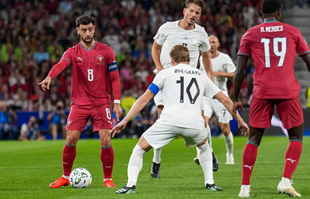 Bruno Fernandes - 7/10: Mang băng thủ quân trên tay, tiền vệ của Manchester United hoạt động không biết mệt mỏi ở khu trung tuyến và liên tục tìm kiếm cơ hội tung ra đường chuyền quyết định. Dù không trực tiếp ghi bàn hay kiến tạo, vai trò thủ lĩnh tinh thần của Bruno thể hiện rõ rệt qua các pha tranh chấp lăn xả. (Ảnh: Torbjorn Tande/Getty Images)

Francisco Conceicao - 4/10: Một đêm thi đấu đáng quên của tài năng trẻ người Bồ Đào Nha. Conceicao nhận 2 thẻ vàng liên tiếp chỉ trong vài giây ở phút 86 vì lỗi phản ứng với trọng tài, đẩy các đồng đội vào thế chống đỡ nghẹt thở vào thời gian bù giờ. (Ảnh: EPA Images)


Joao Felix - 7/10: Di chuyển thông minh vào các khoảng trống giữa các tuyến để kết nối nhịp nhàng giữa hàng tiền vệ và tiền đạo. Nhãn quan sắc bén của Felix được đền đáp xứng đáng ở phút 79 với pha nhả bóng tinh tế cho Goncalo Ramos lập công. (Ảnh: EPA Images)


Goncalo Ramos - 8/10: Lĩnh xướng vị trí trung phong cắm trong ngày Cristiano Ronaldo vắng mặt, tiền đạo của AC Milan đã chứng minh bản năng sát thủ nhạy bén. Pha chớp thời cơ và đệm bóng mẫu mực ở phút 79 đã ấn định chiến thắng ngược dòng 2-1 quý giá cho Bồ Đào Nha,. (Ảnh: EPA Images)