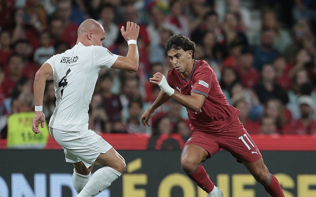 Joao Felix - 7/10: Di chuyển thông minh vào các khoảng trống giữa các tuyến để kết nối nhịp nhàng giữa hàng tiền vệ và tiền đạo. Nhãn quan sắc bén của Felix được đền đáp xứng đáng ở phút 79 với pha nhả bóng tinh tế cho Goncalo Ramos lập công. (Ảnh: EPA Images)