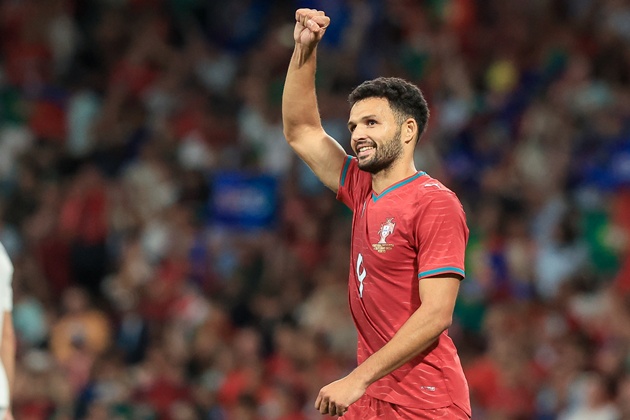 Goncalo Ramos - 8/10: Lĩnh xướng vị trí trung phong cắm trong ngày Cristiano Ronaldo vắng mặt, tiền đạo của AC Milan đã chứng minh bản năng sát thủ nhạy bén. Pha chớp thời cơ và đệm bóng mẫu mực ở phút 79 đã ấn định chiến thắng ngược dòng 2-1 quý giá cho Bồ Đào Nha,. (Ảnh: EPA Images)
