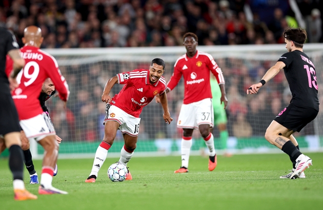 Sự kết hợp giữa Kobbie Mainoo và Youri Tielemans mang đến cái nhìn tích cực cho Michael Carrick. Ảnh: EPA