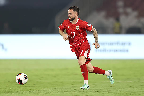 Calvin Verdonk, cầu thủ thuộc bi&ecirc;n chế Lille tại Ligue 1 c&oacute; c&uacute; ra ch&acirc;n nguy hiểm về ph&iacute;a khung th&agrave;nh Th&aacute;i Lan. Ảnh: 