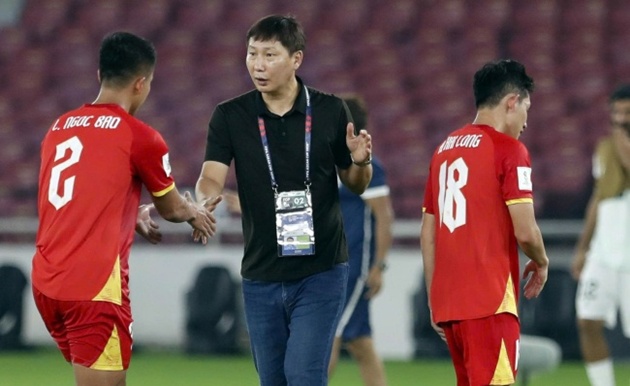 HLV Kim Sang-sik cần một đội hình giàu chiều sâu hơn. (Ảnh: VFF)