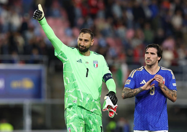 Gianluigi Donnarumma (7/10): Đội trưởng của Azzurri đã có một buổi tối tương đối nhàn hạ khi Thổ Nhĩ Kỳ gặp khó khăn trong việc tạo ra những cơ hội thực sự nguy hiểm. Anh kết thúc trận đấu với 4 pha cứu thua chuẩn xác. Donnarumma không thể làm gì hơn trước cú dứt điểm cận thành của Simsir, nhưng đã làm chủ không gian vòng cấm rất xuất sắc trong 9 tình huống phạt góc của đối thủ. Ảnh: Claudio Villa - FIGC/FIGC qua Getty Images