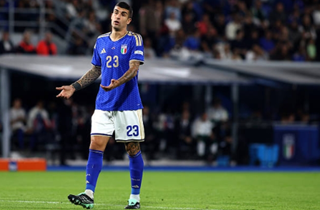 Gianluca Mancini (7/10): Thi đấu đầy máu lửa và hoàn toàn áp đảo trong các pha tranh chấp trên không (tỷ lệ thắng 100%). Mancini đóng vai trò cốt lõi giúp Ý duy trì một hàng phòng ngự dâng cao, vô hiệu hóa các pha đánh vỗ mặt trung lộ của đội khách trong phần lớn thời gian trận đấu. Ảnh: Nderim Kaceli/BSR Agency/Getty Images