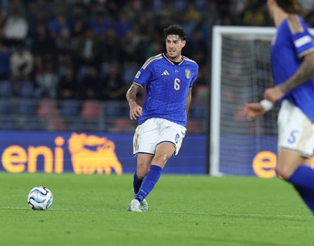 Alessandro Bastoni (7/10): Ngôi sao thuộc biên chế Inter Milan đóng vai trò là nhân tố phát triển bóng chính từ tuyến dưới, thường xuyên dâng cao như một tiền vệ để tạo lợi thế quân số. Khả năng chọn vị trí phòng ngự của Bastoni gần như hoàn hảo, góp dấu giày vào 34 pha giải nguy của toàn đội và phong tỏa thành công Yunus Akgun. Ảnh: Claudio Villa - FIGC/FIGC qua Getty Images
